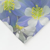 オダマキ（植物）のシームレスなパターン フリースブランケット (角)