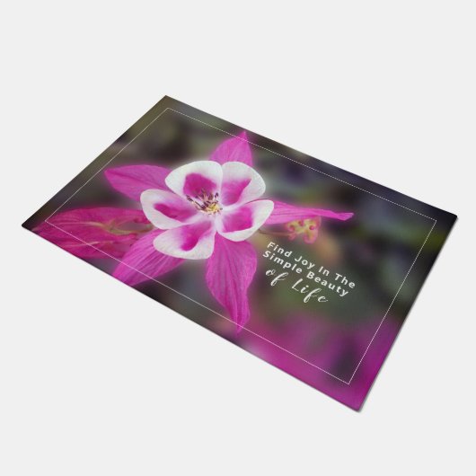 オダマキ（植物）エレガントピンクの花と引用文 ドアマット (アングル)