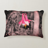 オダマキ(植物)花黒白パーシャルカラー アクセントクッション (裏面)