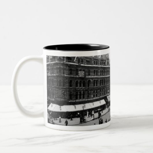 オックスフォードの通りからのトテナム裁判所の道、 ツートーンマグカップ (左)