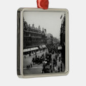 オックスフォードの通りからのトテナム裁判所の道、 メタルオーナメント (右)