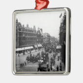 オックスフォードの通りからのトテナム裁判所の道、 メタルオーナメント (左)