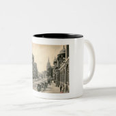 オックスフォード、イギリス、イギリスの本町通り1905年 ツートーンマグカップ (正面右)