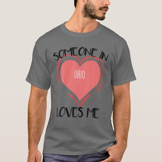 オハイオにいる人は私を愛している Tシャツ (正面)