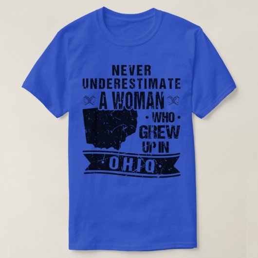 オハイオ州のPrで育った女性を決して過小評価しない Tシャツ (デザイン正面)