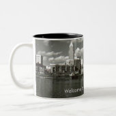 オハイオ州クリーブランドへようこそ! ツートーンマグカップ (左)