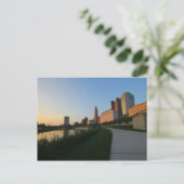 オハイオ州コロンバス市中心部に沈む夕日 ポストカード (スタンド正面)