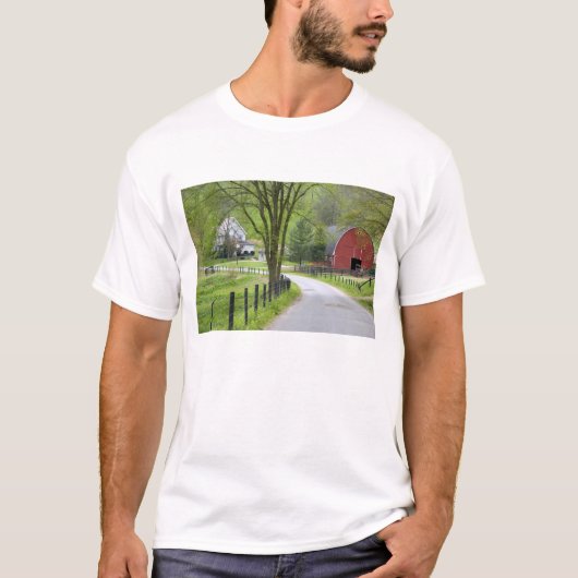 オハイオ州ベルリン近くの赤い納屋と農家 Tシャツ (正面)