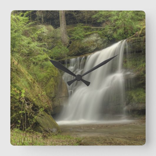 オハイオ州ホッキングヒルズのヒデン滝 スクエア壁時計 (正面)