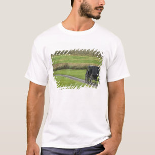 オハイオ州北東部の農場の小道を走るアーミッシュの馬車 Tシャツ