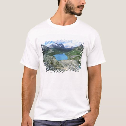 オハラ湖、ヨーホー国立公園、ブリティッシュコロンビア州、カナダ Tシャツ (正面)