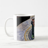 オバマおよびミシェール大統領は就任の球を踊ります コーヒーマグカップ (左)