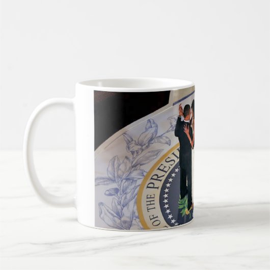 オバマおよびミシェール大統領は就任の球を踊ります コーヒーマグカップ (左)