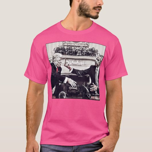 オバマがトランプをフリック Tシャツ (正面)