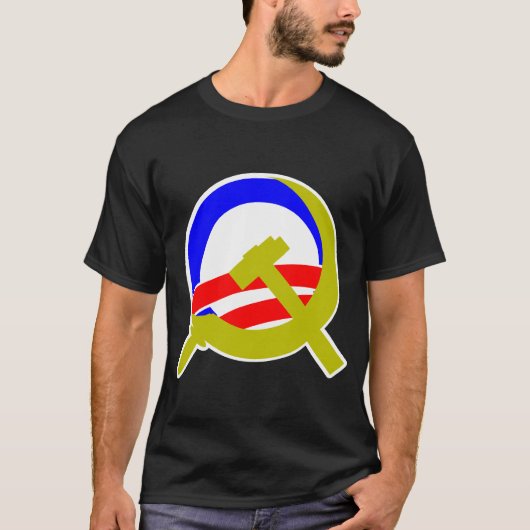 オバマの鎌およびハンマーの暗闇のTシャツ Tシャツ (正面)