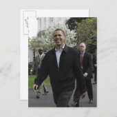 オバマ大統領はバスケットボールのコースに歩く ポストカード (正面/裏面)