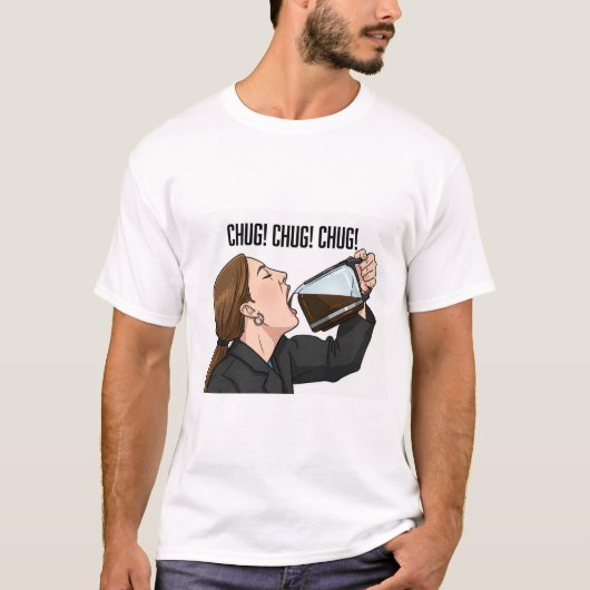 オフィスでコーヒーポットから直接コーヒーを飲む女性のユーモア Tシャツ (正面)