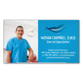 オフィスで微笑む歯科医 マグネット名刺 (正面)