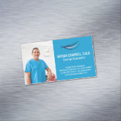 オフィスで微笑む歯科医 マグネット名刺 (インサイチュ)