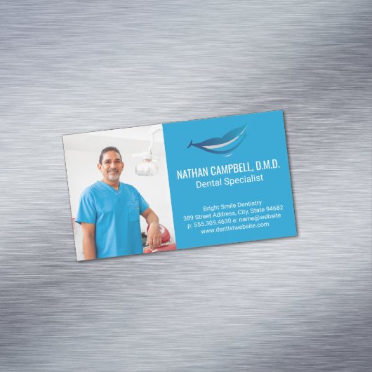 オフィスで微笑む歯科医 マグネット名刺 (インサイチュ)