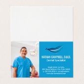 オフィスで微笑む歯科医 名刺 (外部フラット)