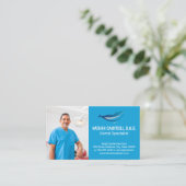 オフィスで微笑む歯科医 名刺 (スタンド正面)