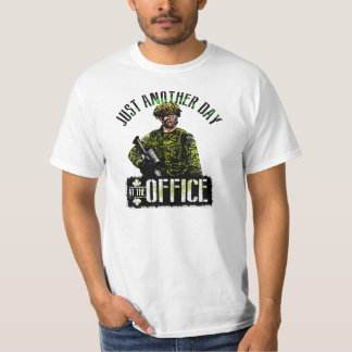 オフィスのカナダの兵士日 Tシャツ
