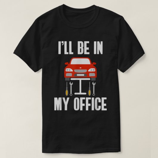 オフィスのガレージにいます 自動車整備士 Tシャツ (デザイン正面)