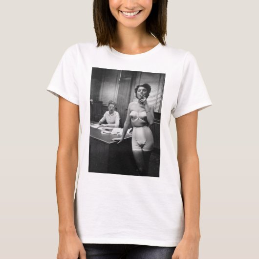 オフィスのランジェリーのモデル喫煙 Tシャツ (正面)
