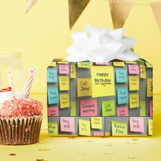 オフィスの個室壁に貼られた誕生日用の付箋 ラッピングペーパー (誕生日パーティー)