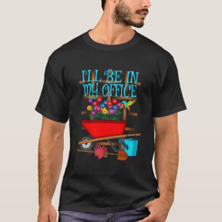 オフィスの庭で作業中 Tシャツ