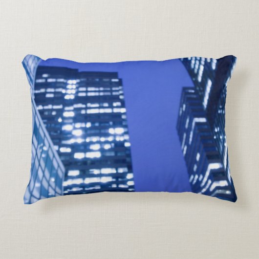 オフィスの建物の窓のDefocused上向きの眺め アクセントクッション (正面)