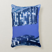 オフィスの建物の窓のDefocused上向きの眺め アクセントクッション (正面(垂直))