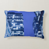 オフィスの建物の窓のDefocused上向きの眺め アクセントクッション (裏面)