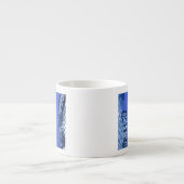 オフィスの建物の窓のDefocused上向きの眺め エスプレッソカップ (正面)