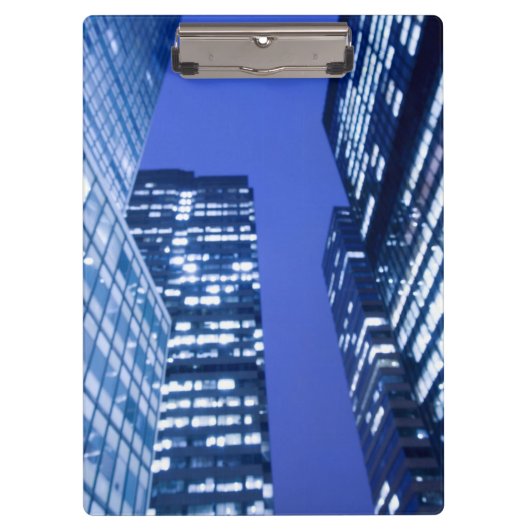 オフィスの建物の窓のDefocused上向きの眺め クリップボード (正面)