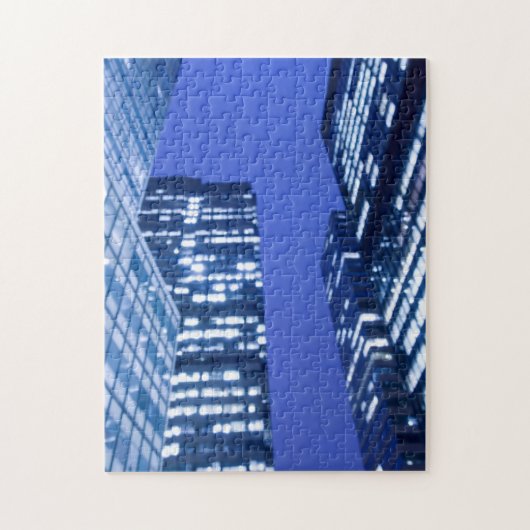 オフィスの建物の窓のDefocused上向きの眺め ジグソーパズル (縦)