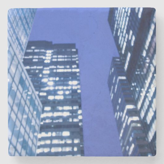 オフィスの建物の窓のDefocused上向きの眺め ストーンコースター (正面)