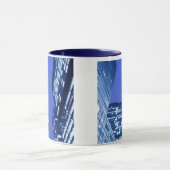 オフィスの建物の窓のDefocused上向きの眺め マグカップ (中央)