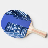 オフィスの建物の窓のDefocused上向きの眺め 卓球ラケット (横)