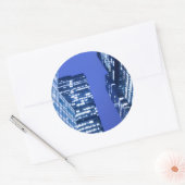 オフィスの建物・ウィンドウの焦点を外した上向き表示 ラウンドシール (封筒)