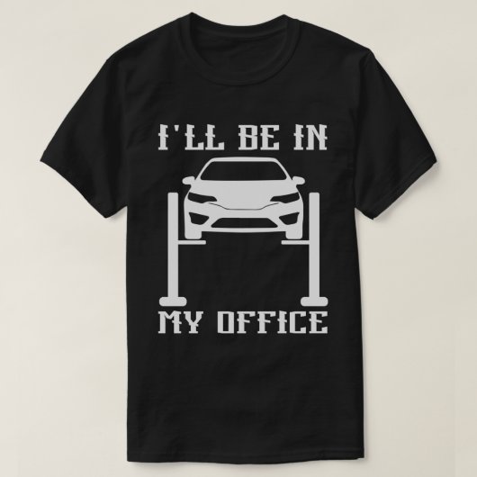 オフィス ガレージの車の整備士にいます Tシャツ (デザイン正面)