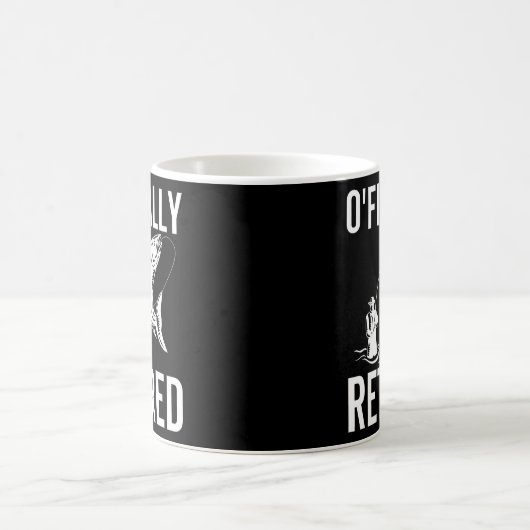 オフィッシャリ退職したーおもしろい魚釣り退職した コーヒーマグカップ (中央)