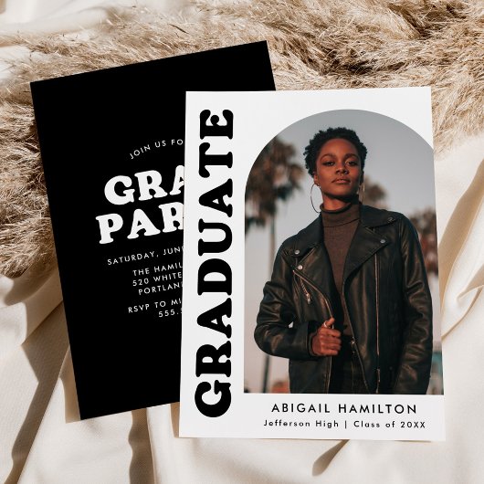 オフセットアーチホワイトとブラックフォト卒業パーティー 招待状