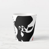 オフセットチャンバー：抽象芸術ブラック、ホワイト、レッド カフェラテマグ (正面)