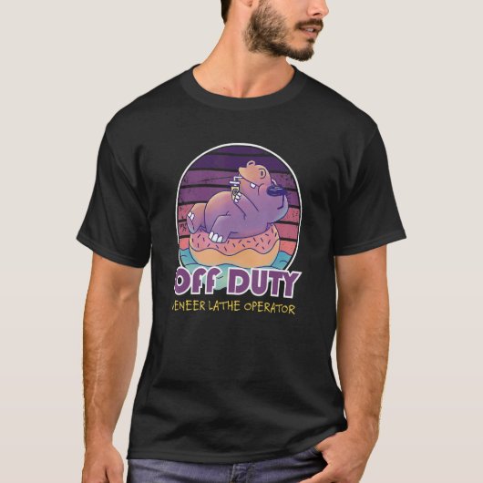 オフデューティ単板旋盤オペレーターの仕事 同僚 Tシャツ (正面)