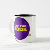 オフフックの状態のかぎ針編みヤーンのマグ ツートーンマグカップ (正面左)