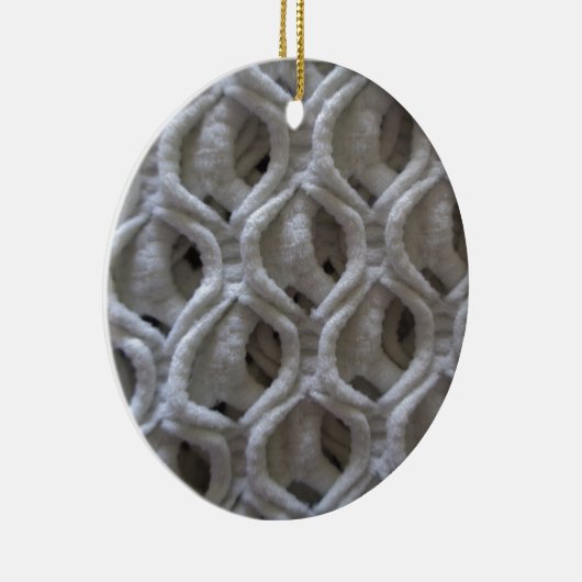 オフホワイトのクロシェ生地の外観 セラミックオーナメント (右)