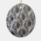 オフホワイトのクロシェ生地の外観 セラミックオーナメント (左)