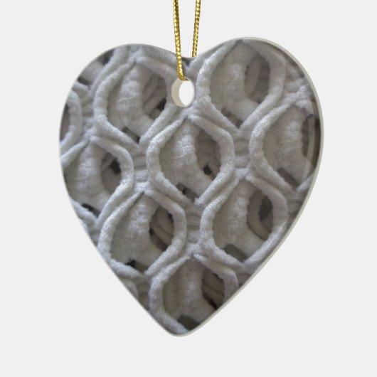 オフホワイトのクロシェ生地の外観 セラミックオーナメント (左)